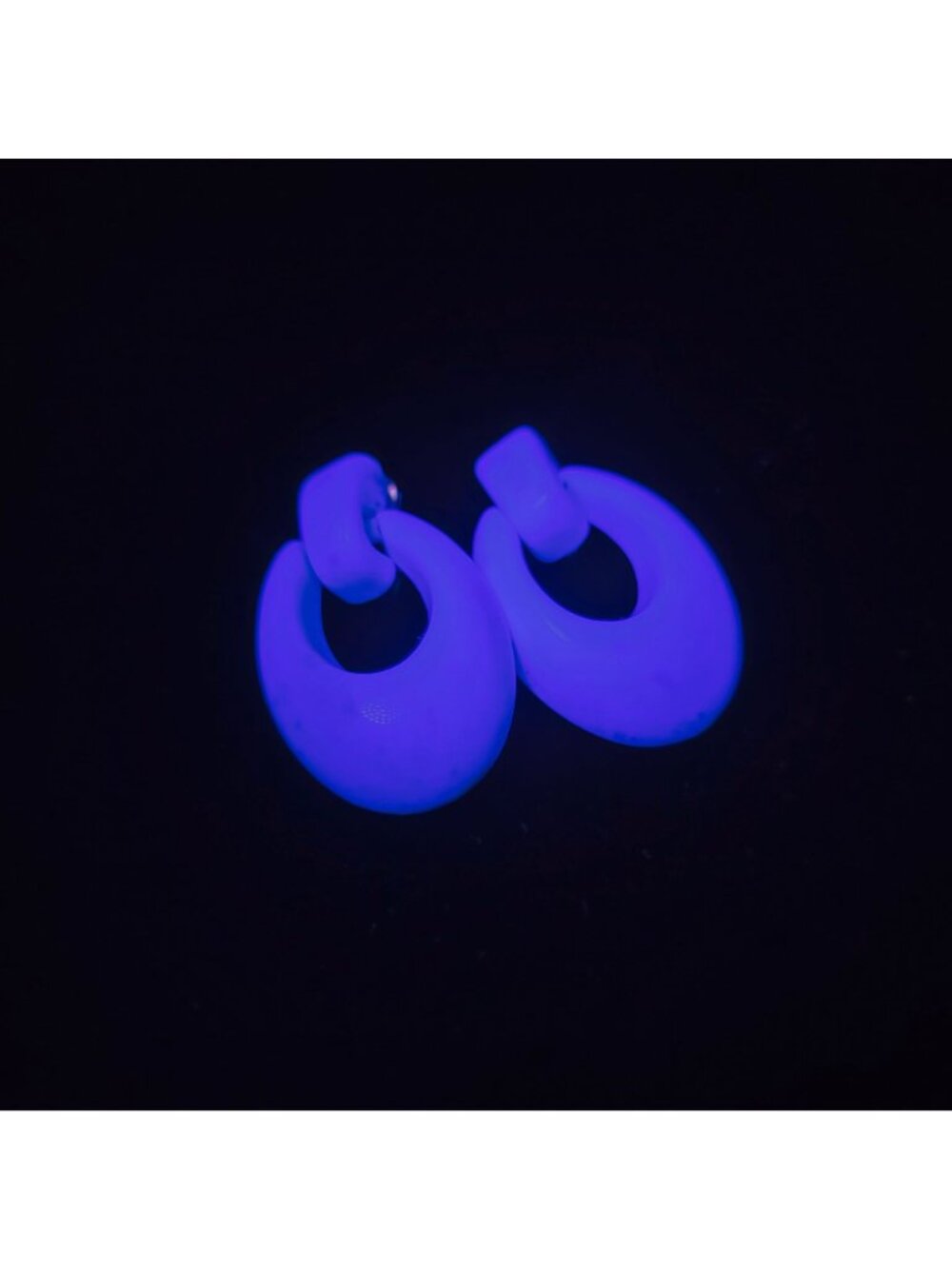 Vintage 1970s Cream Clip-On Lucite Earrings Oval Hoops Retro Jewelry UV Reactive - Picture 7 of 7